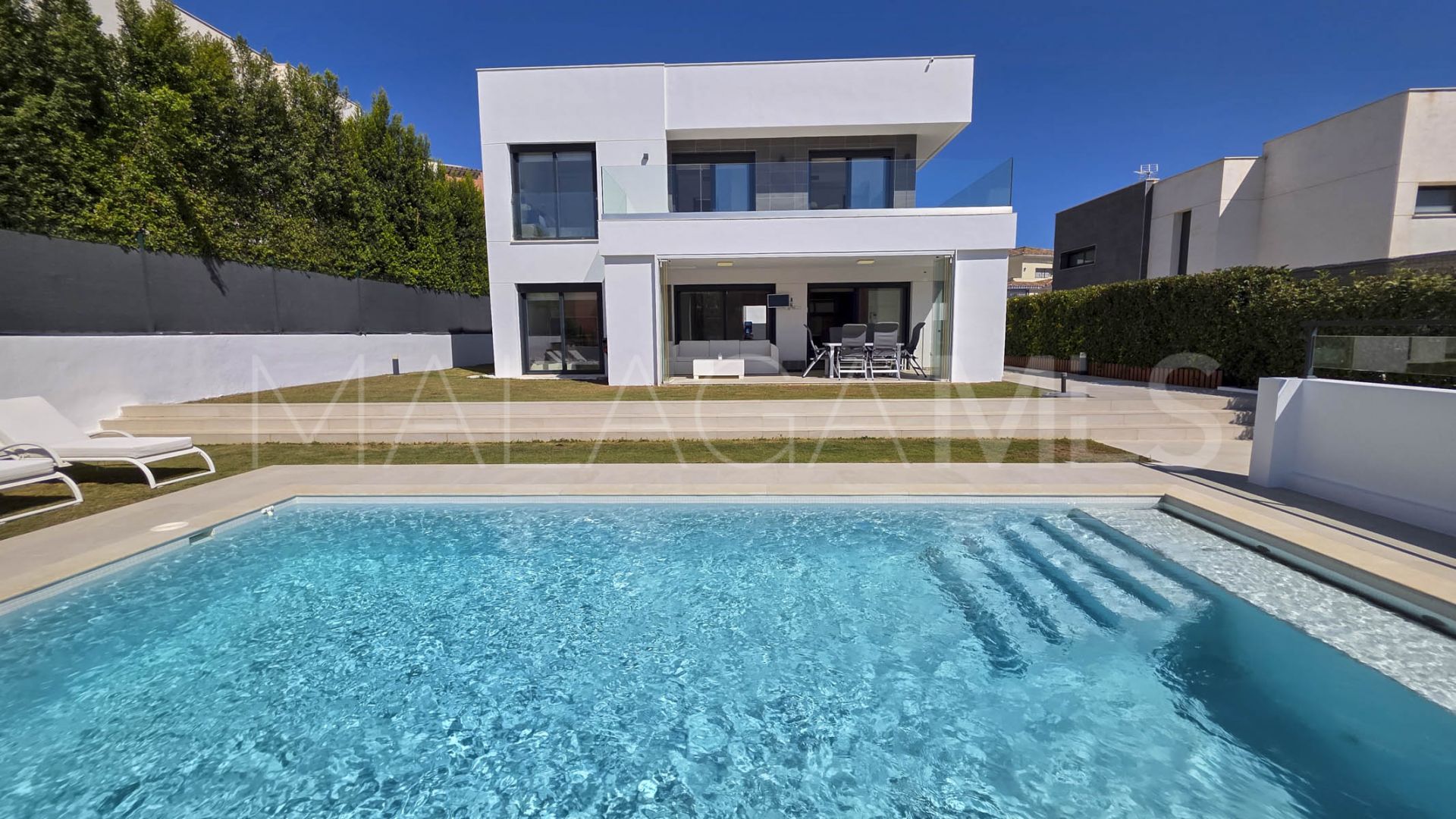Hus i byn for sale in La Duquesa