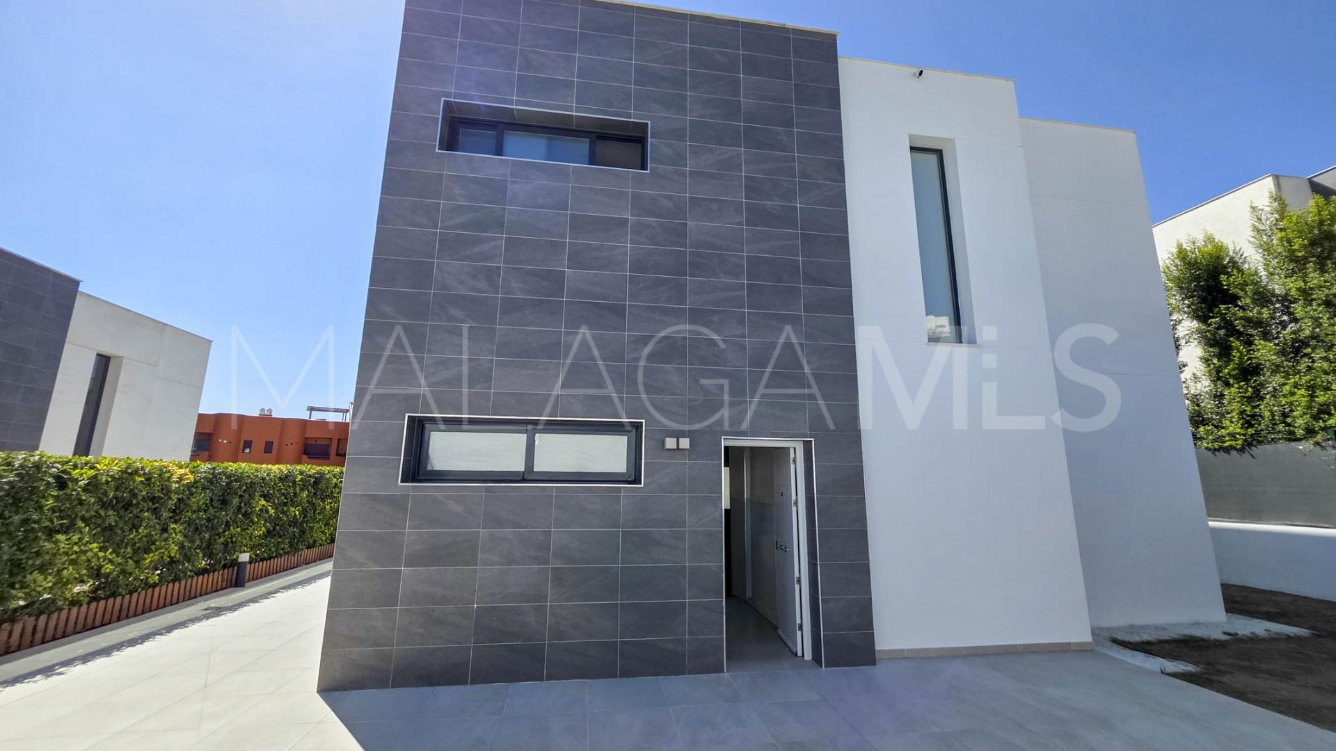 Hus i byn for sale in La Duquesa