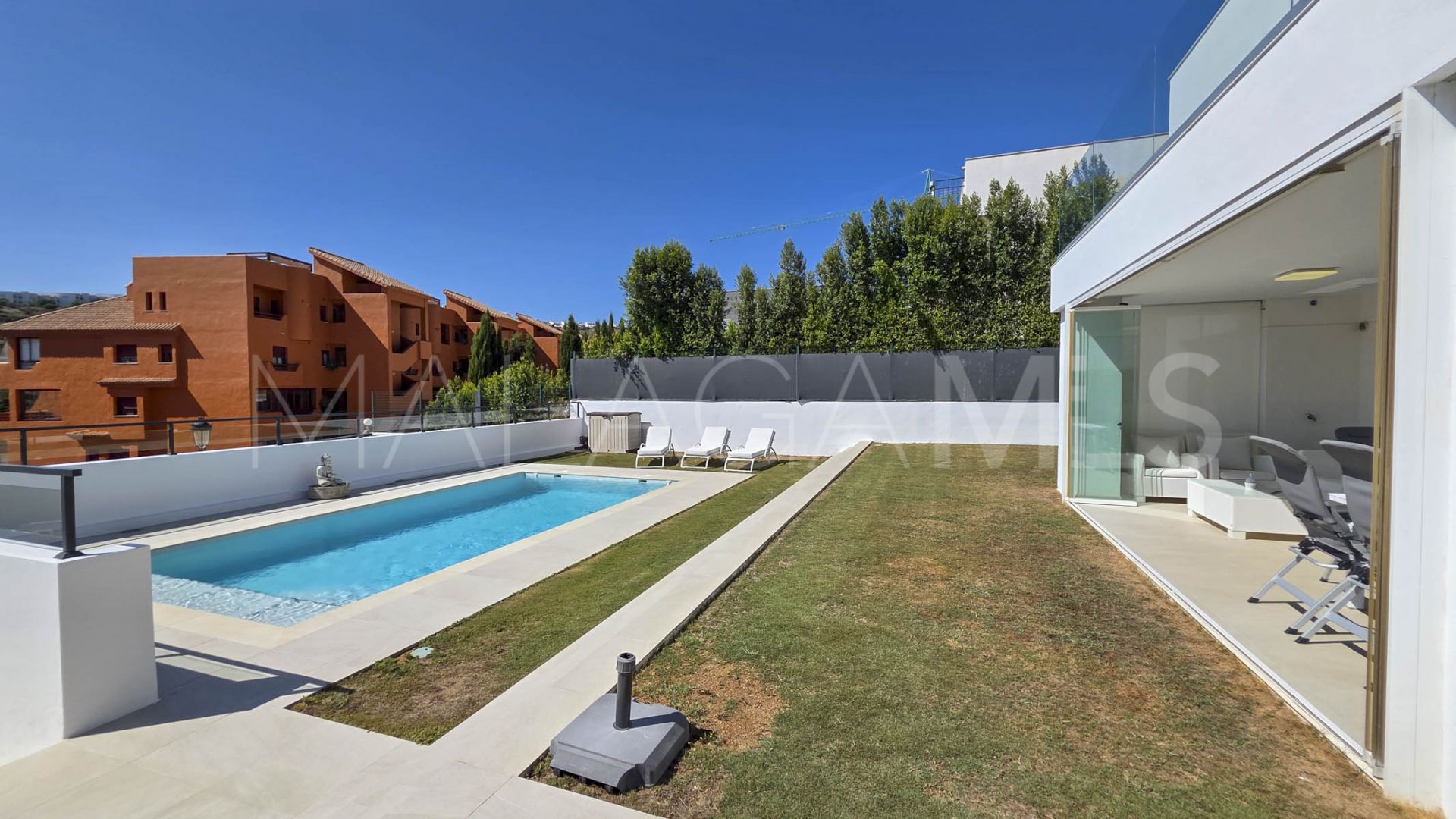 Hus i byn for sale in La Duquesa