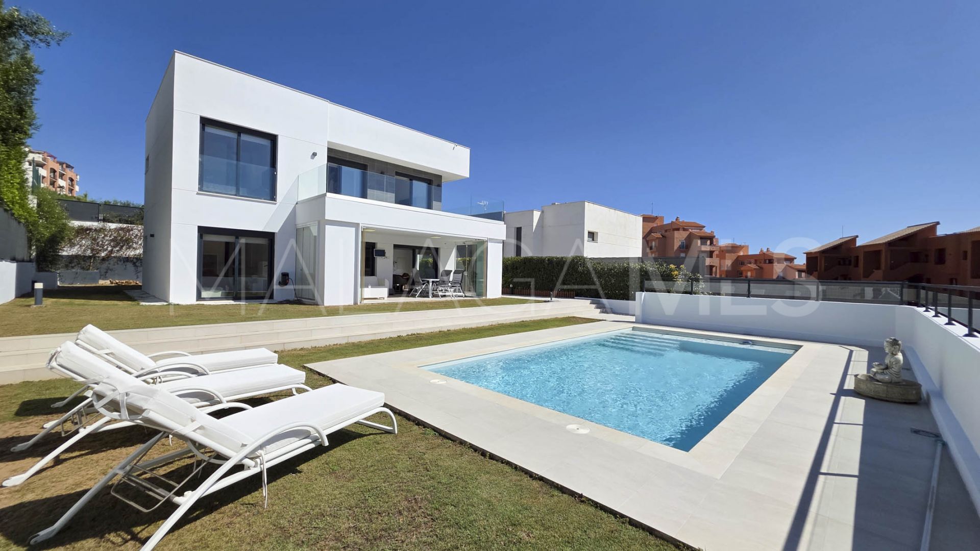 Hus i byn for sale in La Duquesa