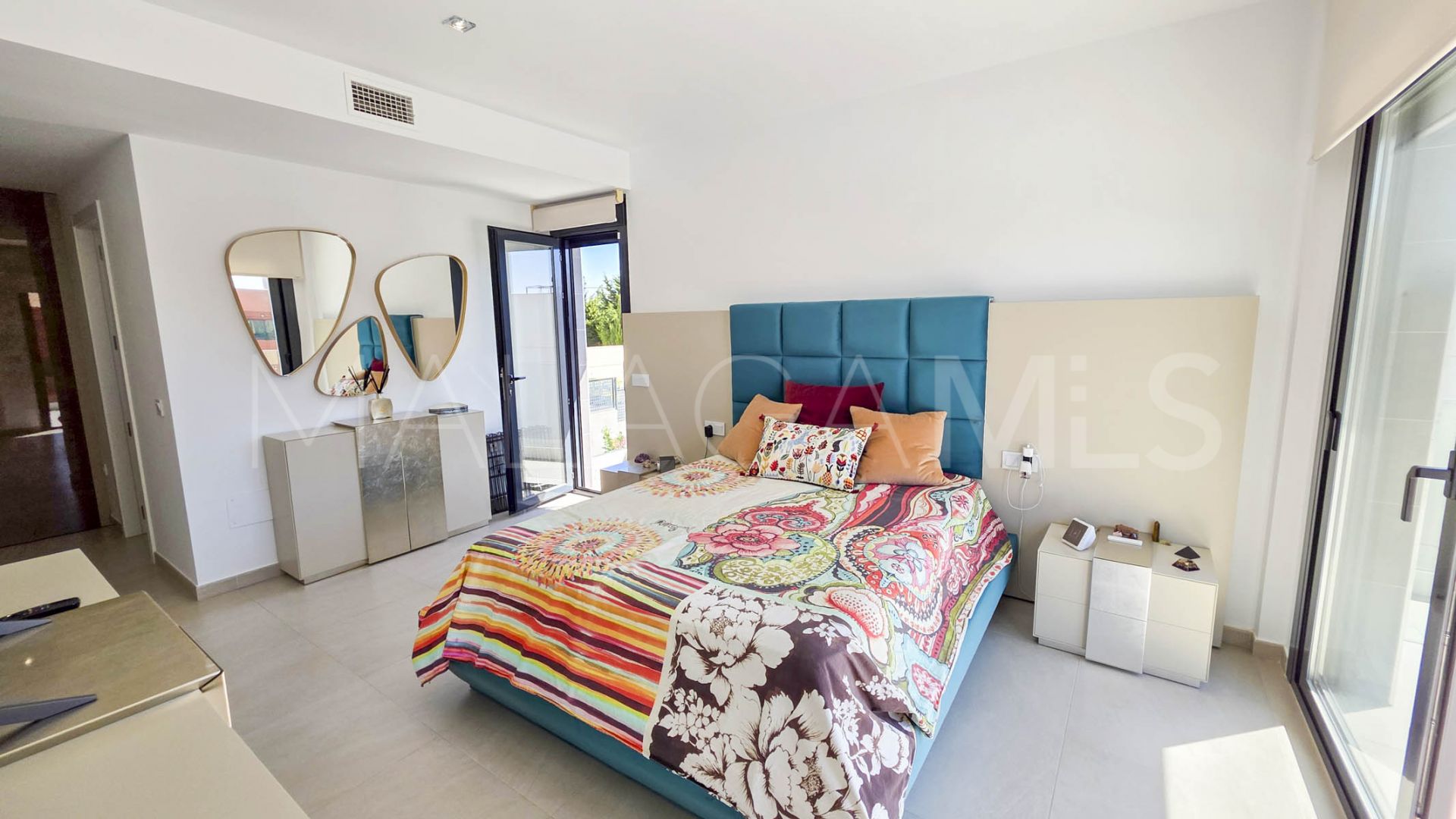 Hus i byn for sale in La Duquesa