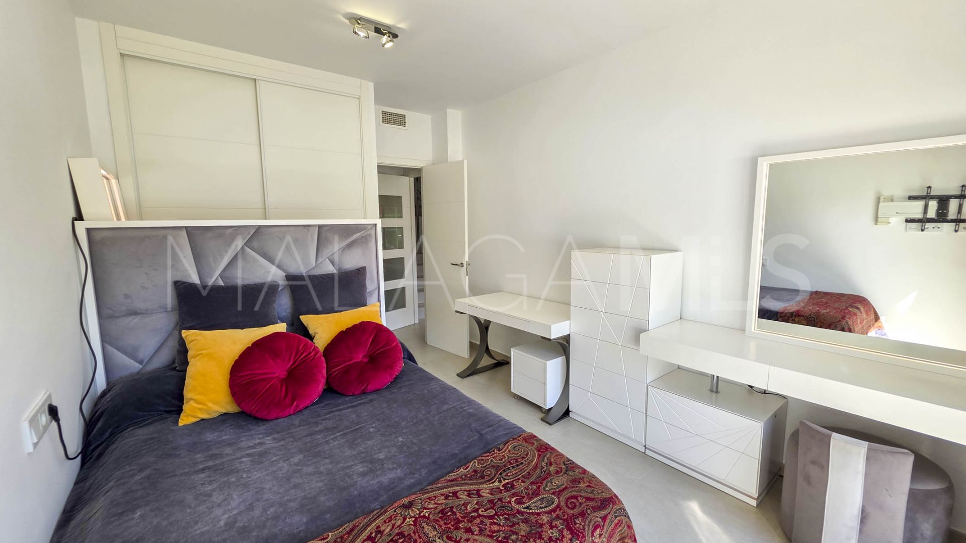 Hus i byn for sale in La Duquesa