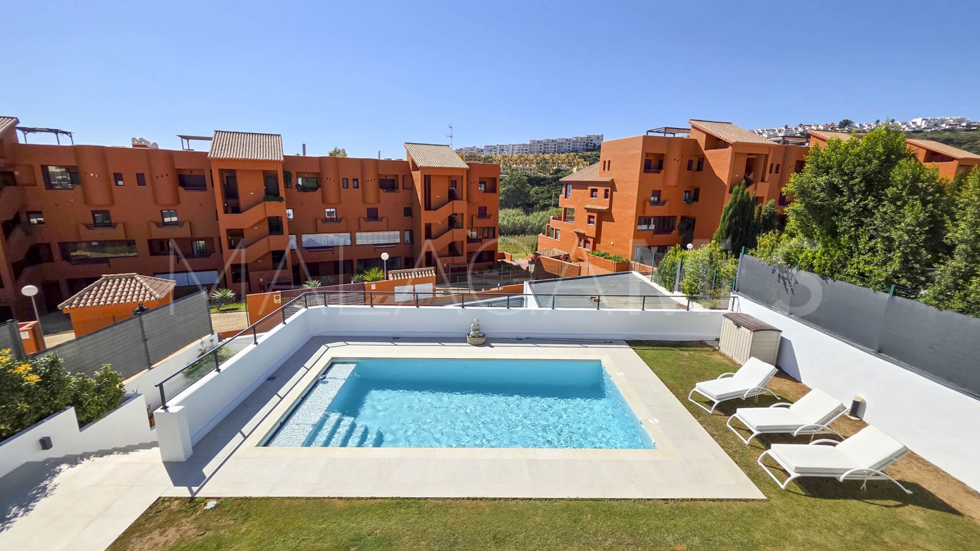 Hus i byn for sale in La Duquesa