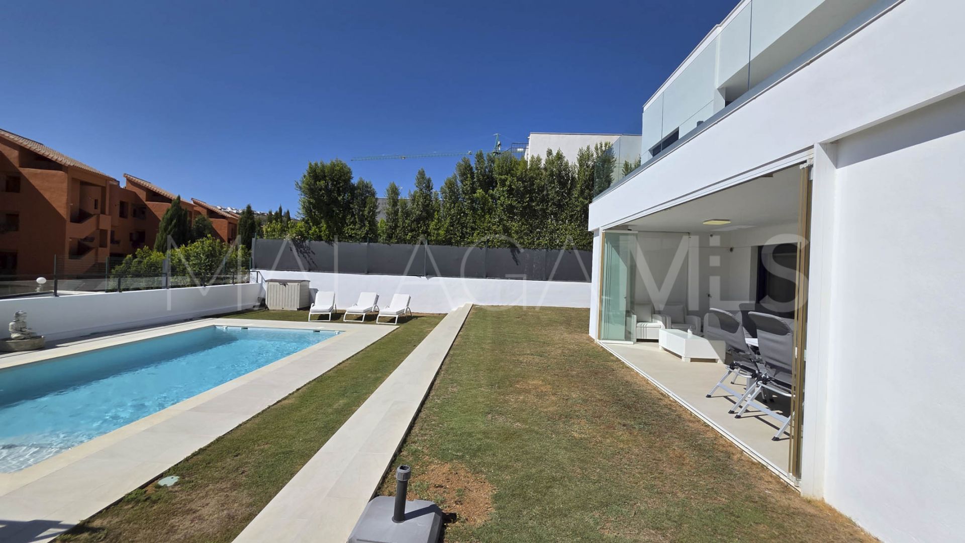 Hus i byn for sale in La Duquesa