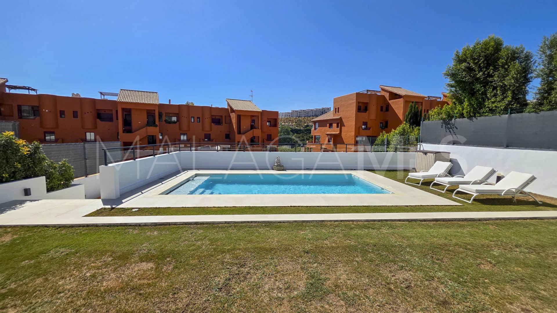 Hus i byn for sale in La Duquesa