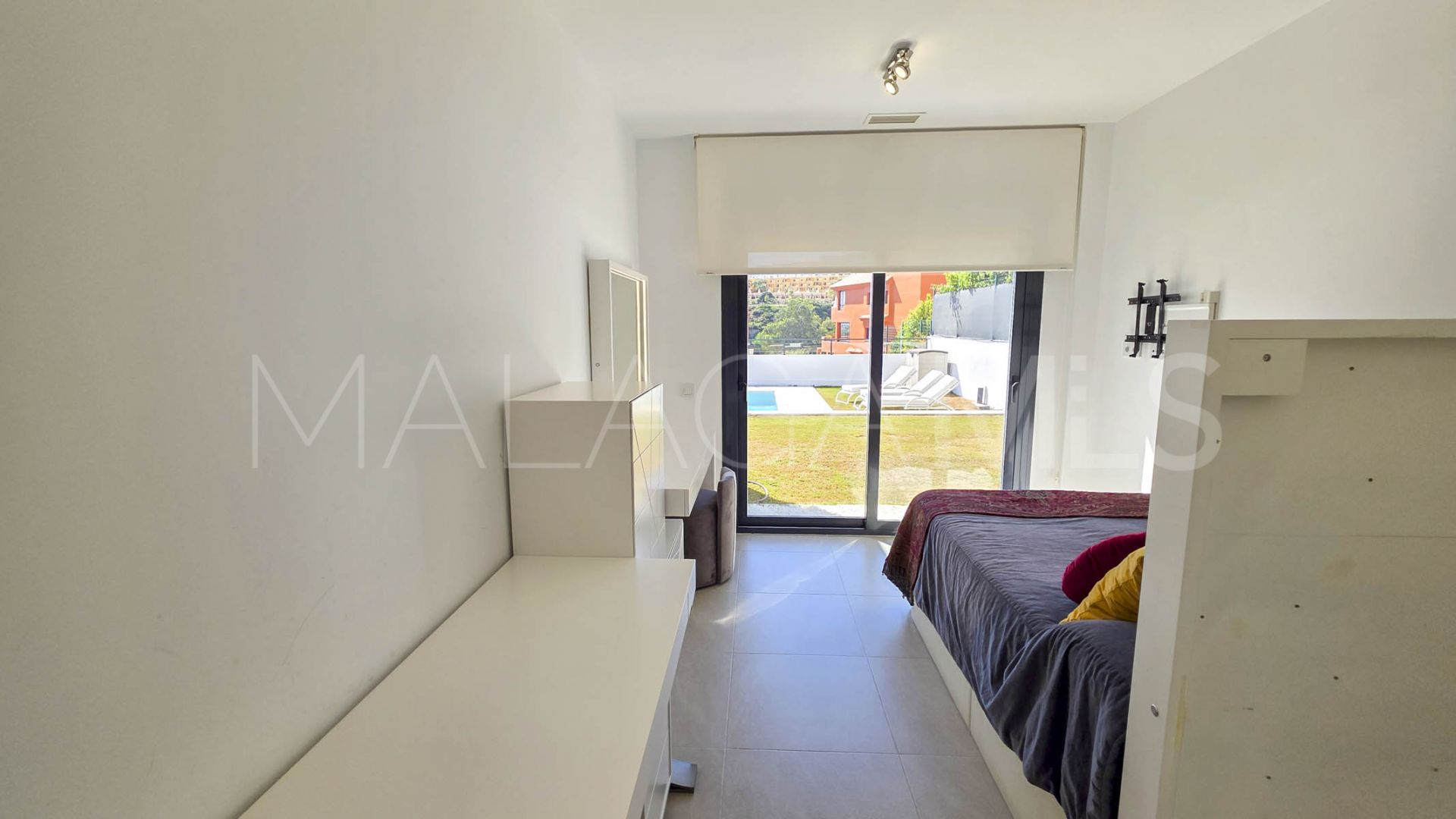 Hus i byn for sale in La Duquesa