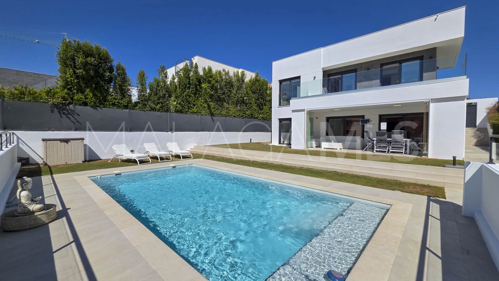 Hus i byn for sale in La Duquesa