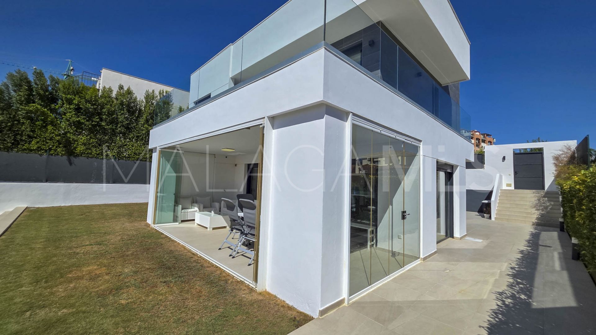 Hus i byn for sale in La Duquesa