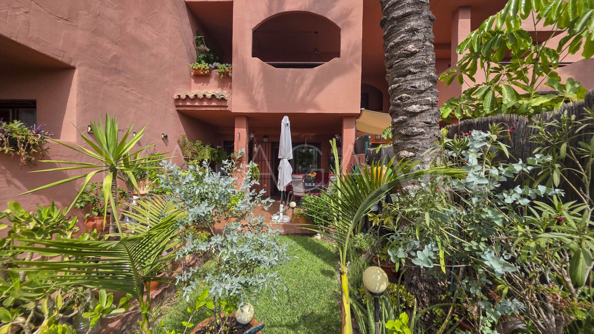 Se vende apartamento planta baja in Casares Playa