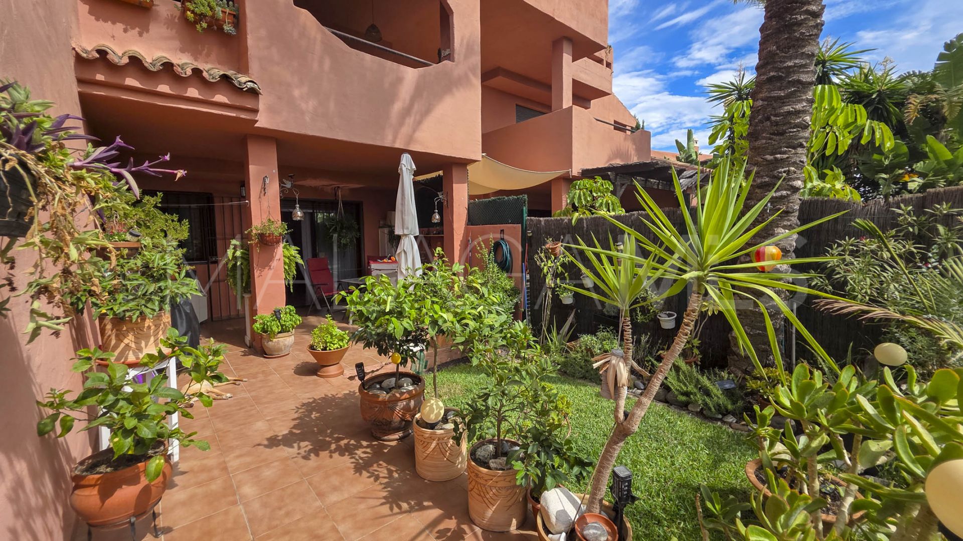 Se vende apartamento planta baja in Casares Playa