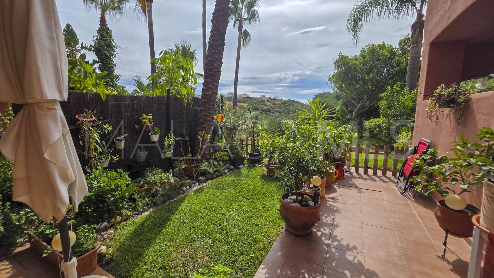 Se vende apartamento planta baja in Casares Playa