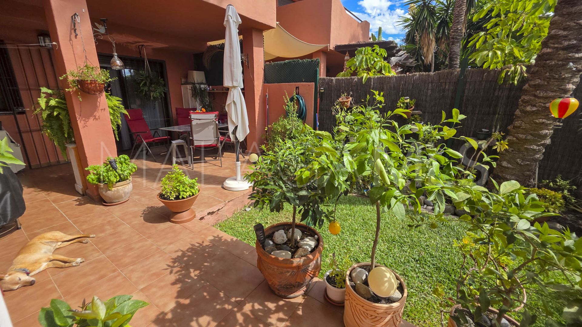 Se vende apartamento planta baja in Casares Playa