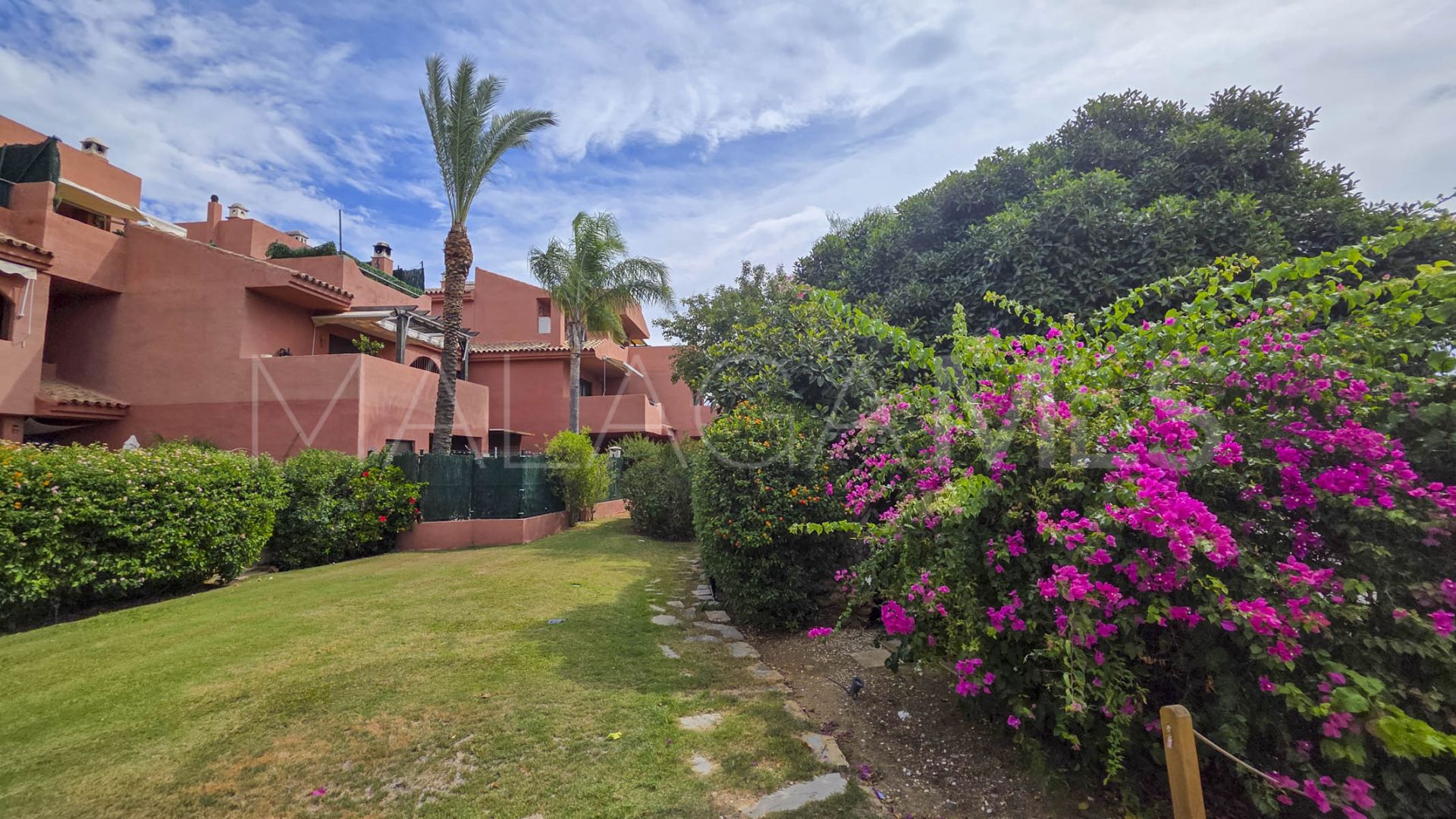 Se vende apartamento planta baja in Casares Playa