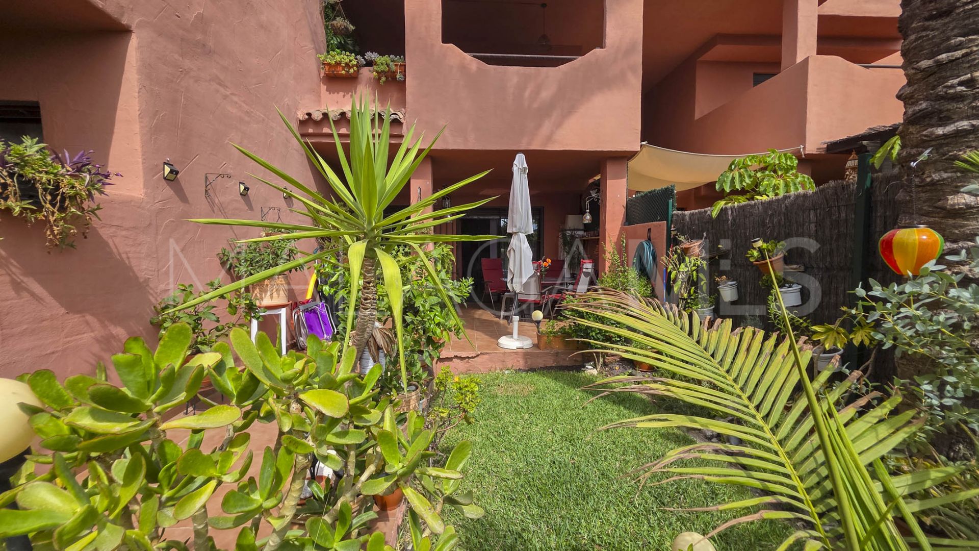 Se vende apartamento planta baja in Casares Playa