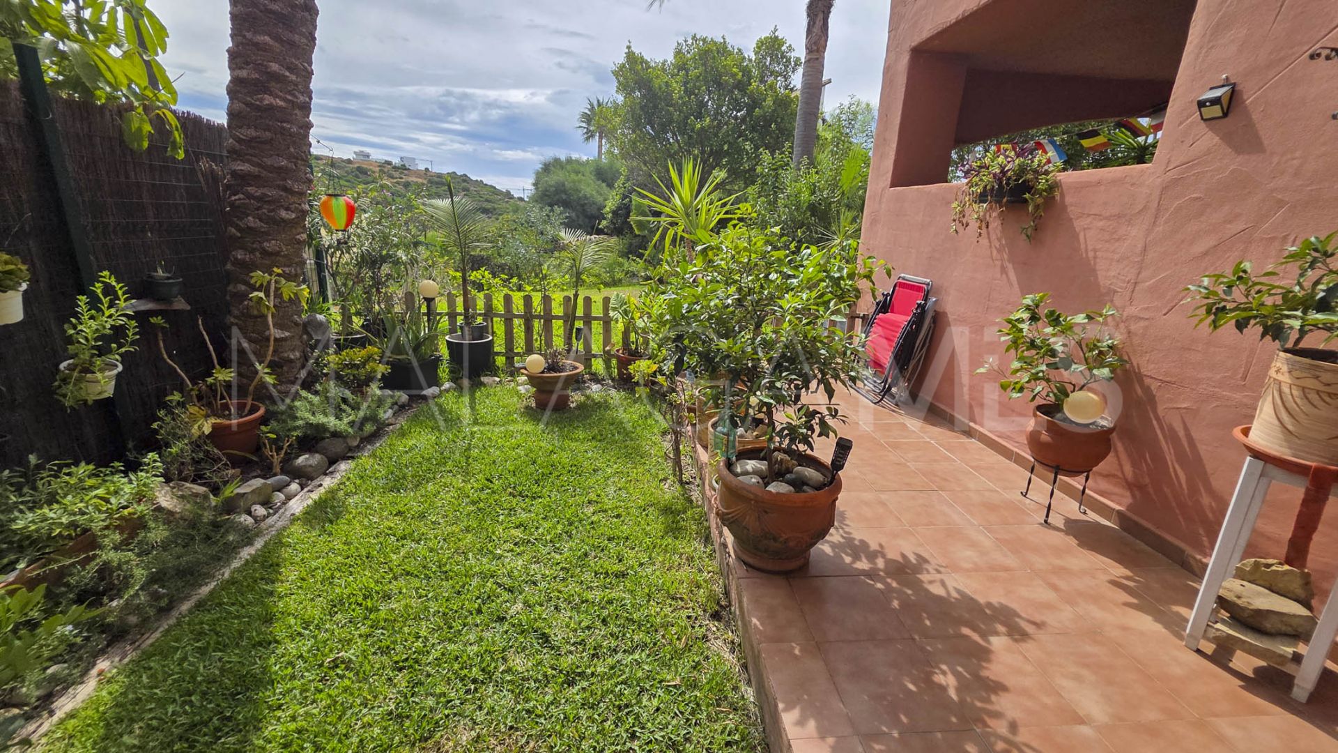 Se vende apartamento planta baja in Casares Playa