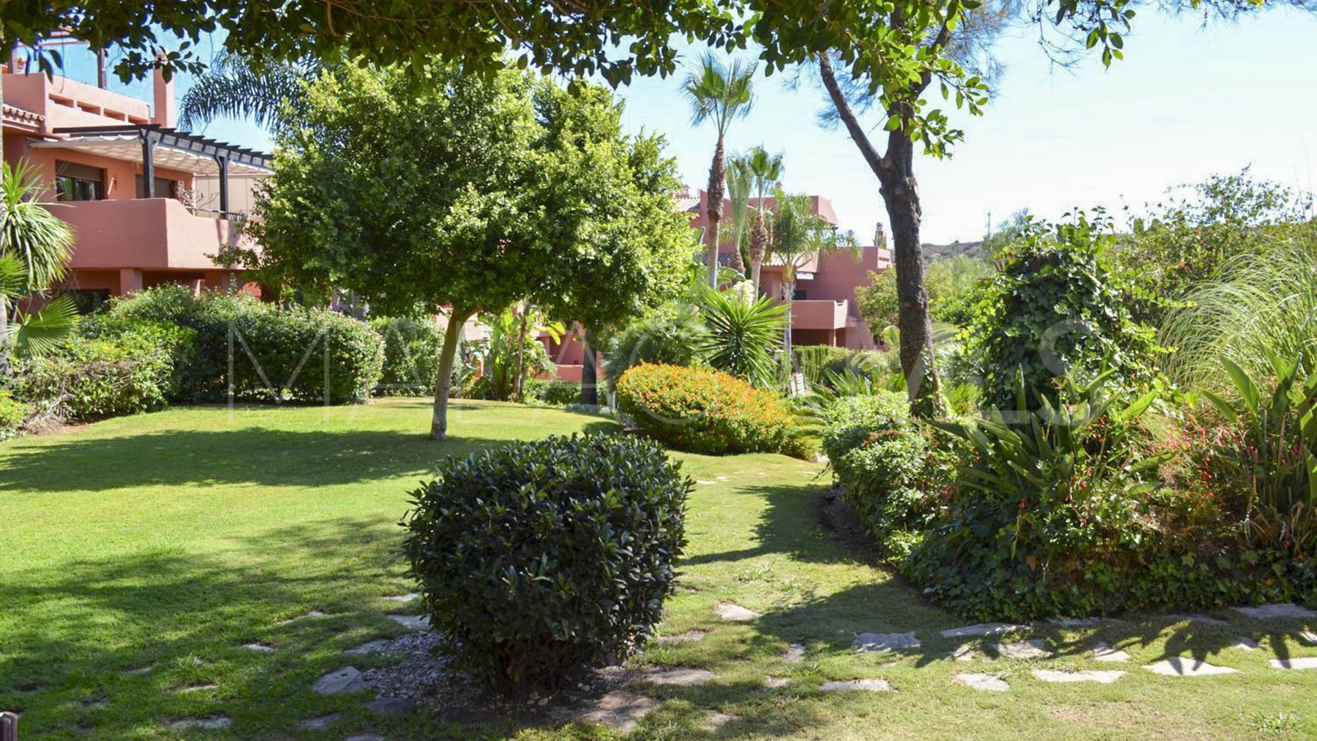 Se vende apartamento planta baja in Casares Playa
