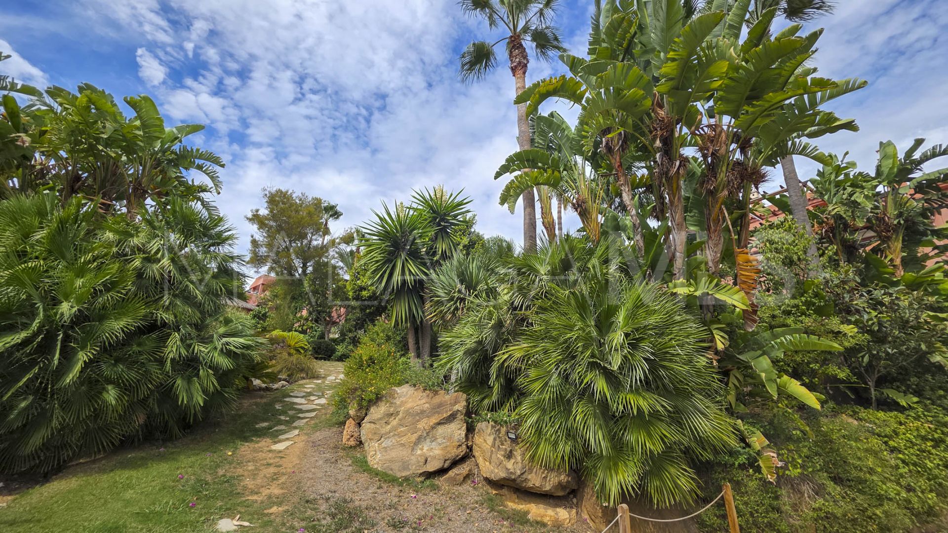 Se vende apartamento planta baja in Casares Playa