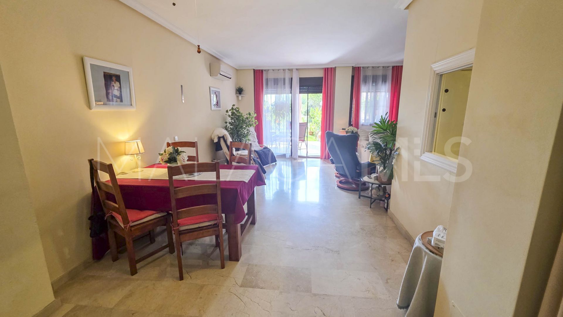 Se vende apartamento planta baja in Casares Playa