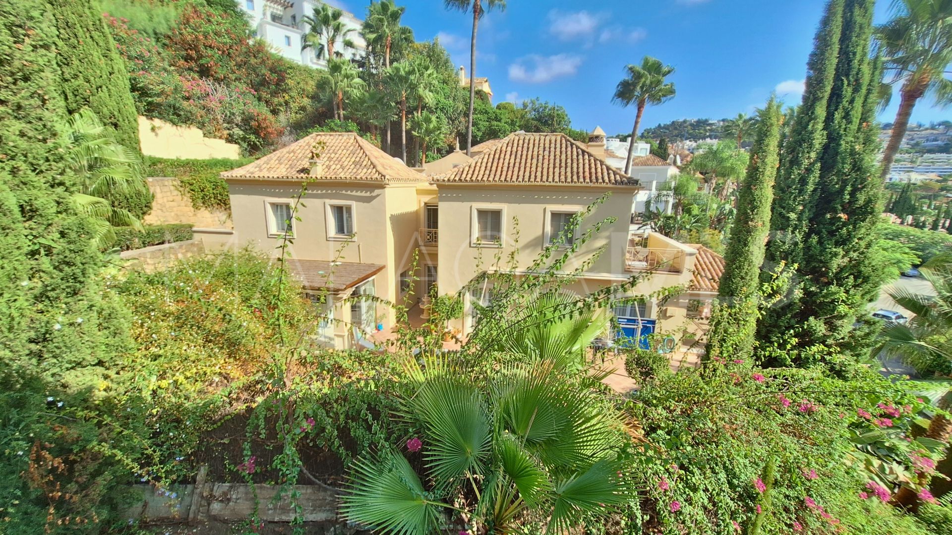 Villa for sale in Los Arqueros with 5 bedrooms