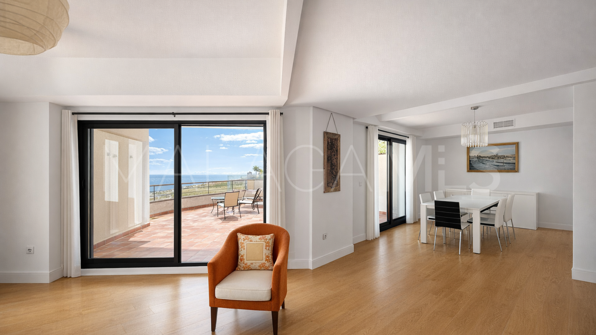 For sale 2 bedrooms ground floor apartment in Casares Playa
