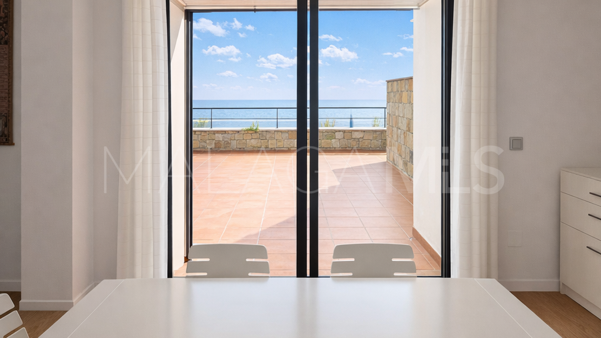 For sale 2 bedrooms ground floor apartment in Casares Playa