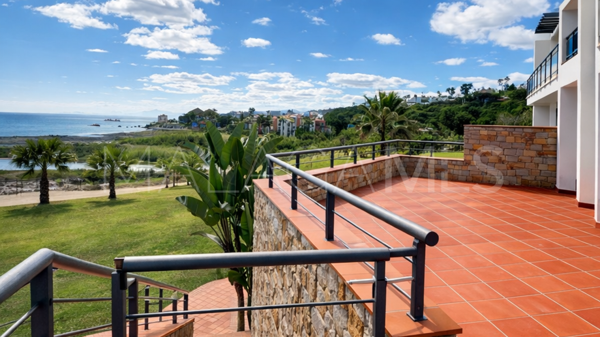 For sale 2 bedrooms ground floor apartment in Casares Playa