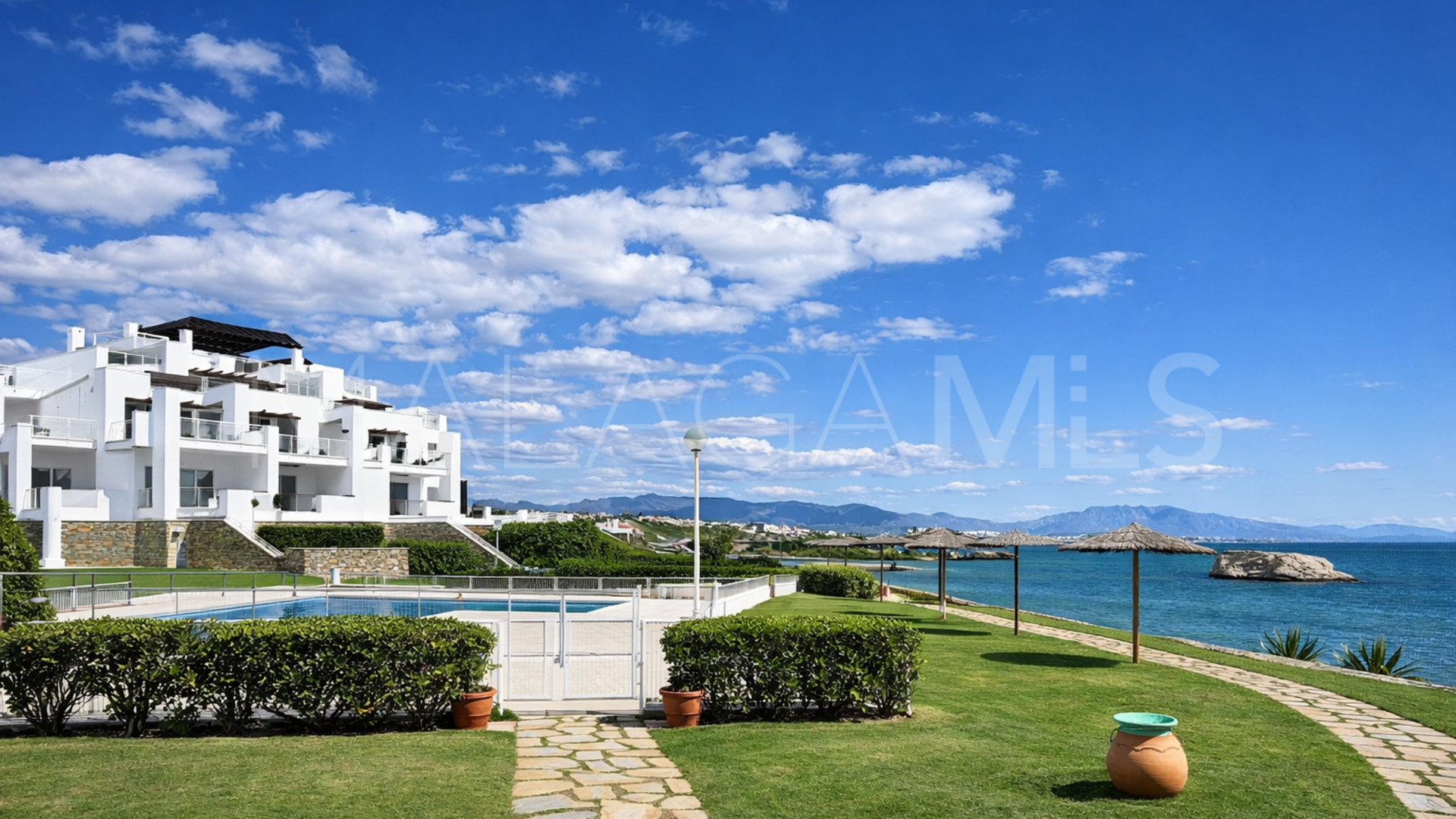 For sale 2 bedrooms ground floor apartment in Casares Playa