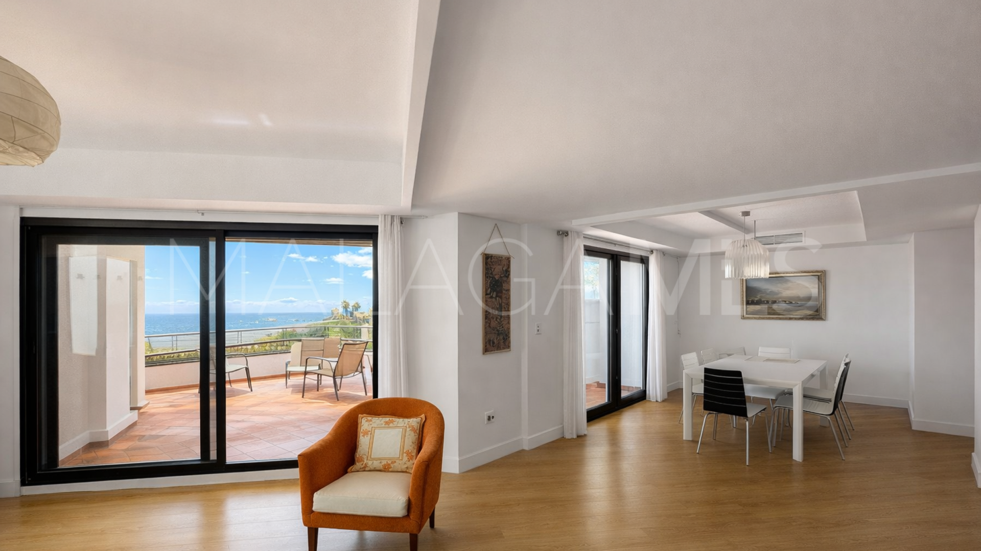 For sale 2 bedrooms ground floor apartment in Casares Playa