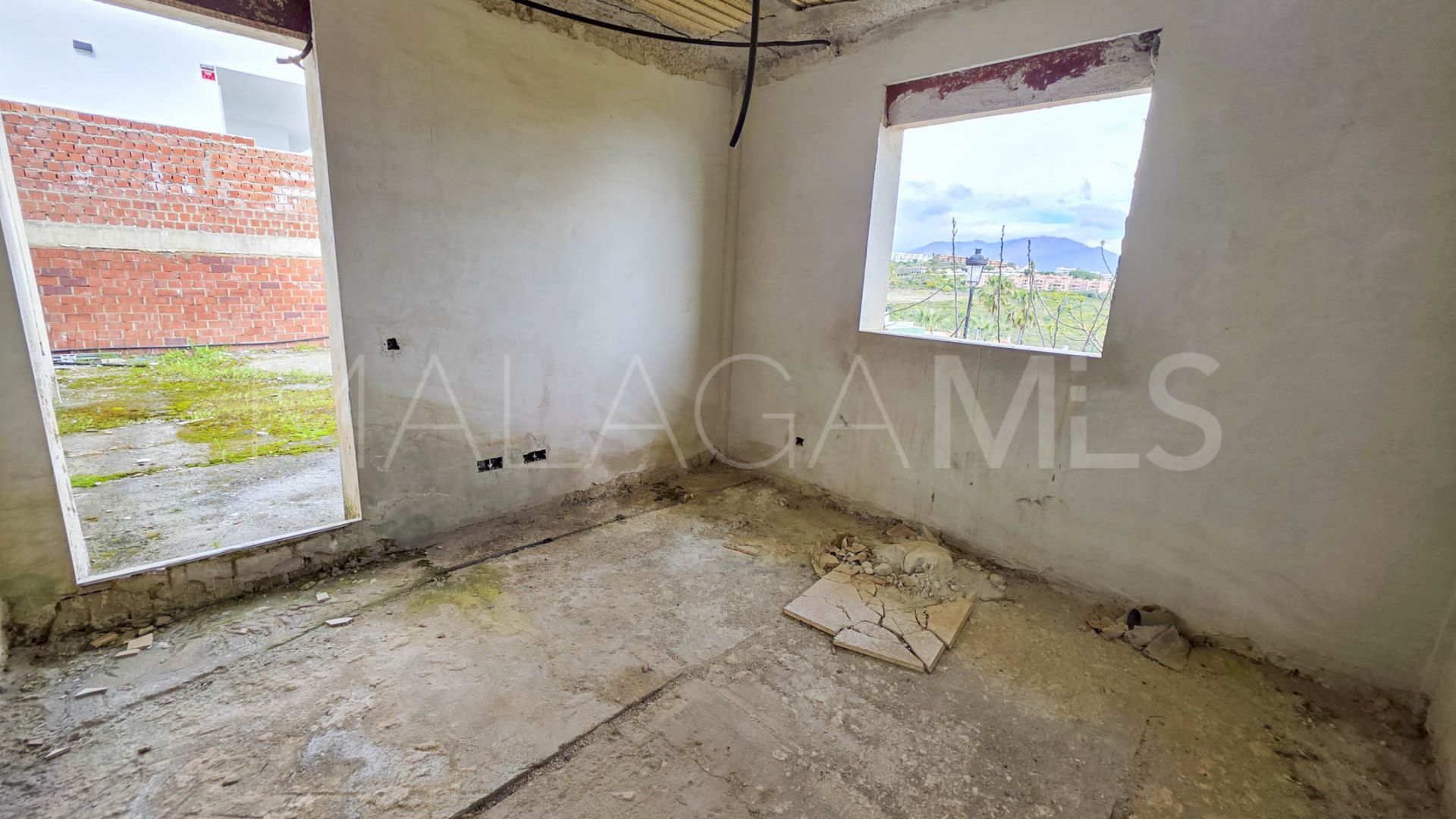 Buy pareado in La Duquesa de 4 bedrooms