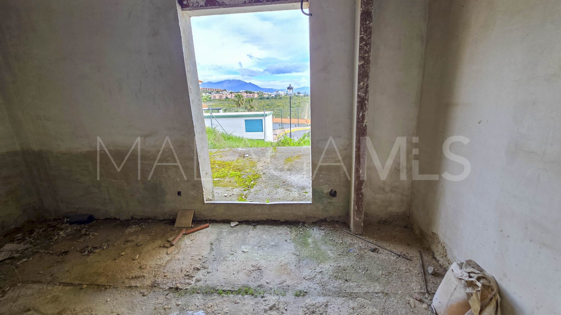 Buy pareado in La Duquesa de 4 bedrooms