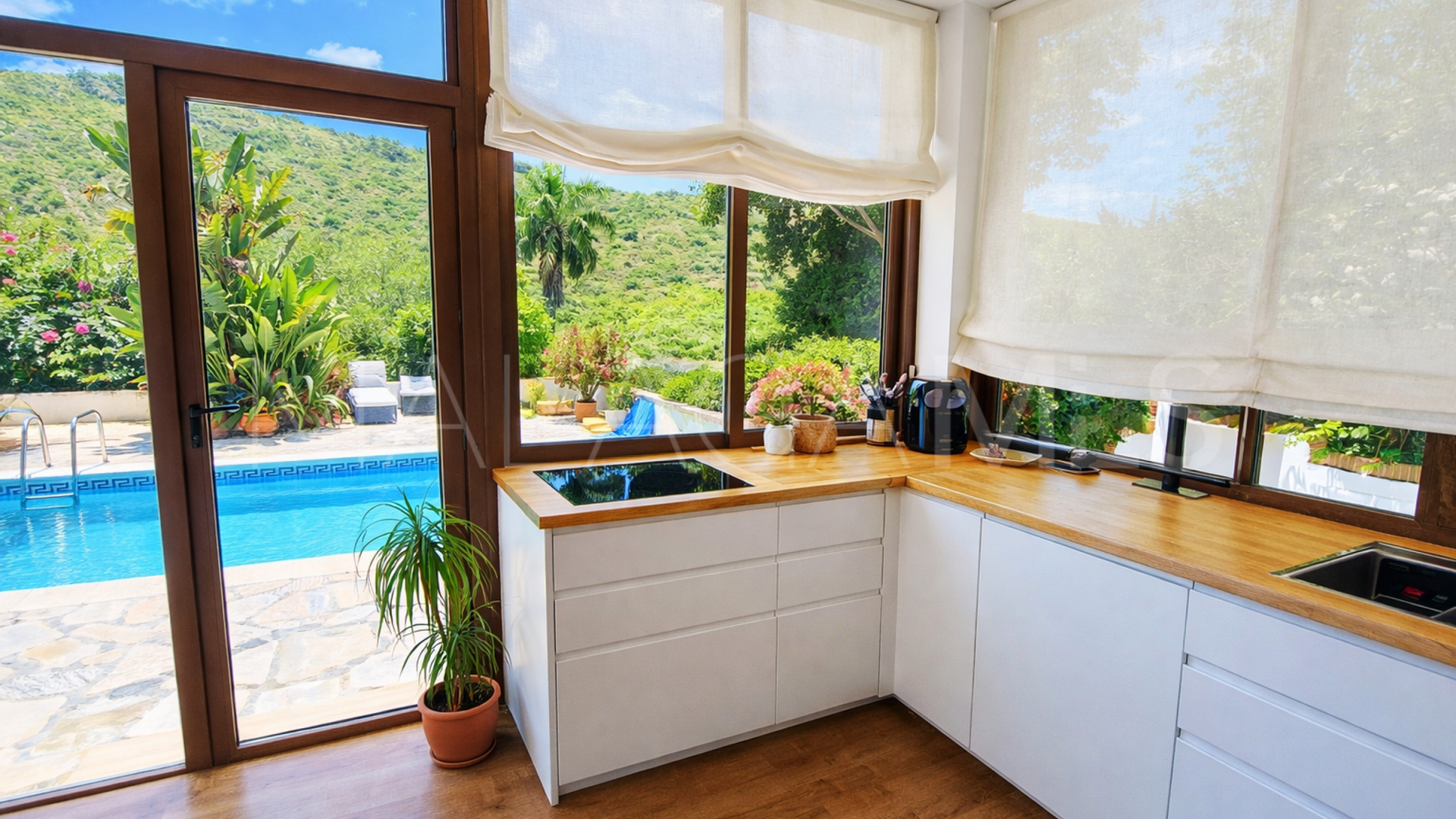 Villa in La Duquesa for sale