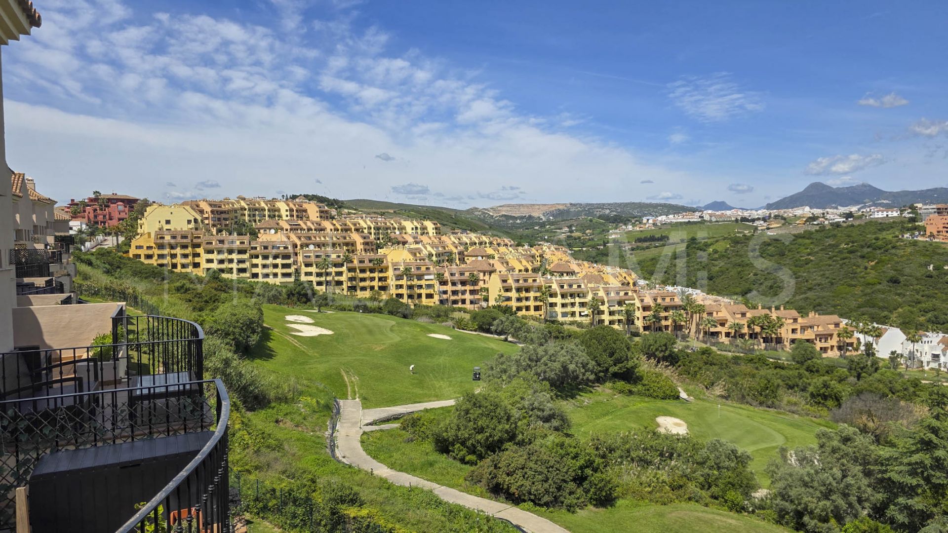 Duplex penthouse for sale in La Duquesa