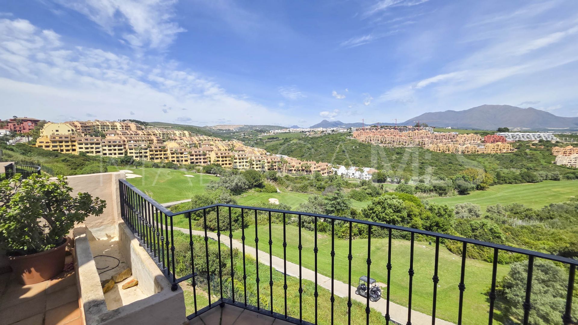 Duplex penthouse for sale in La Duquesa