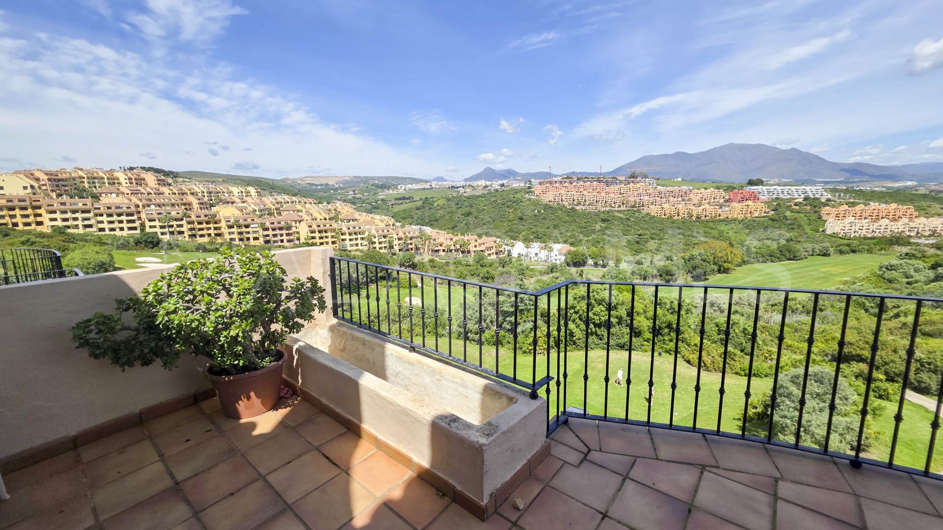 Duplex penthouse for sale in La Duquesa