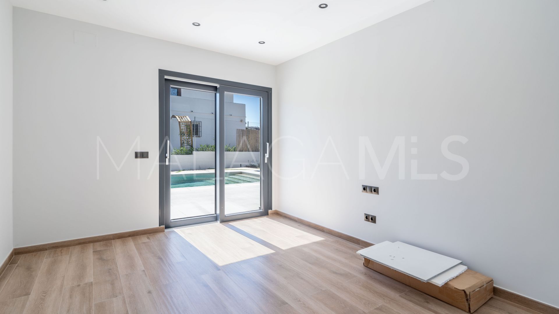 Villa for sale in Estepona