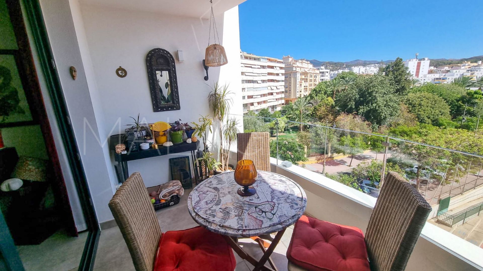 Buy apartment with 3 bedrooms in Estepona