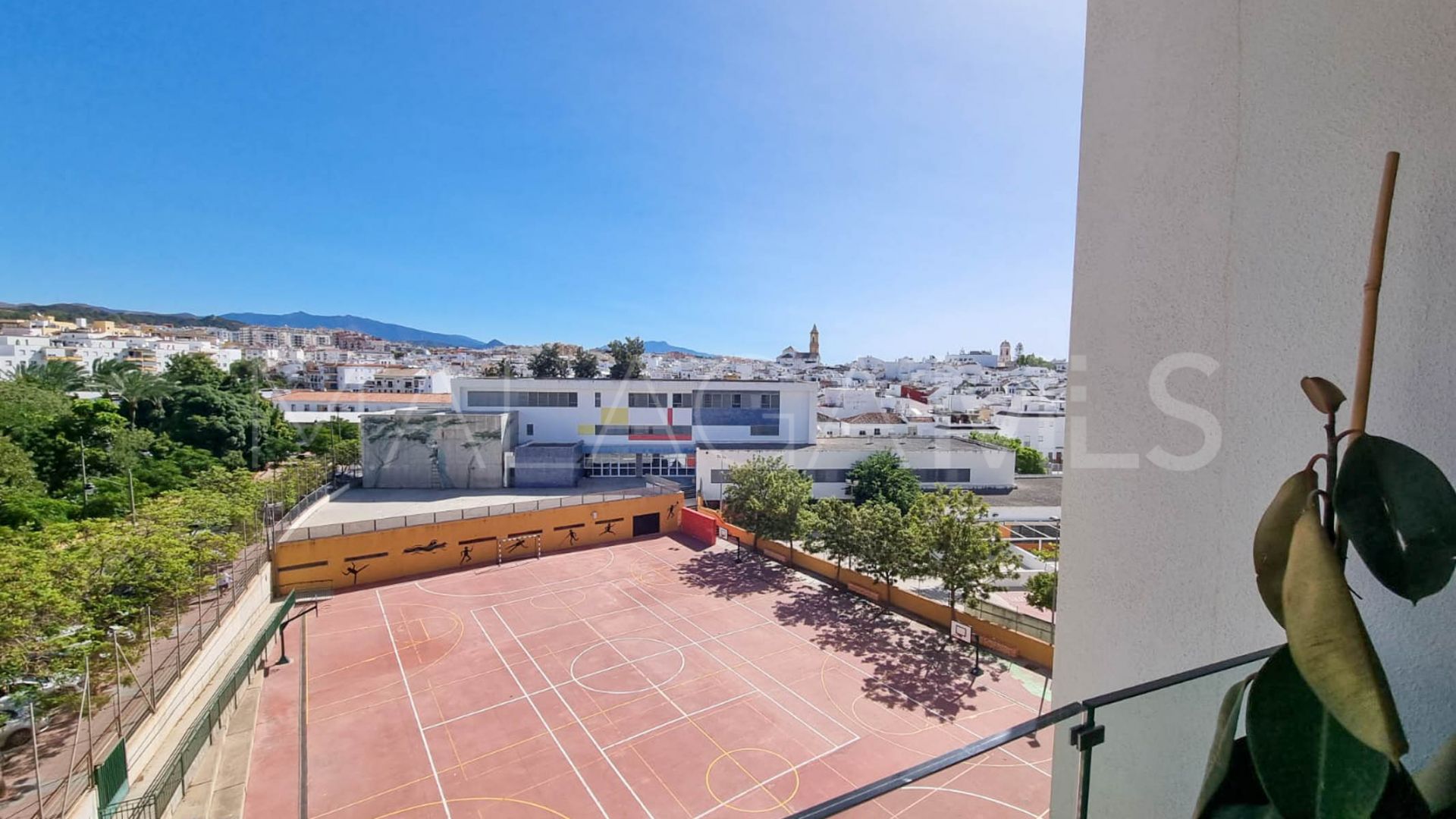 Buy apartment with 3 bedrooms in Estepona