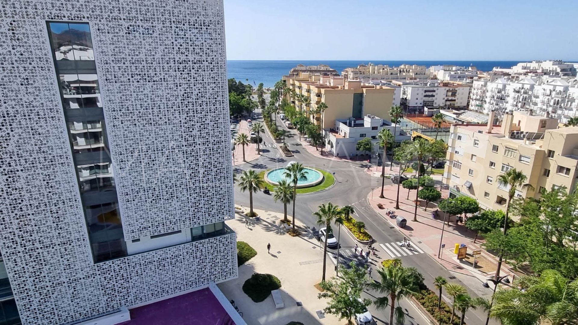 Buy apartment with 3 bedrooms in Estepona