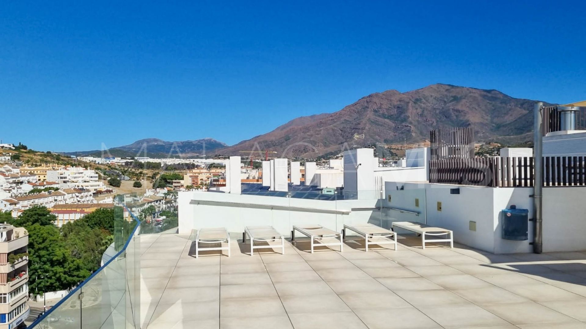 Buy apartment with 3 bedrooms in Estepona