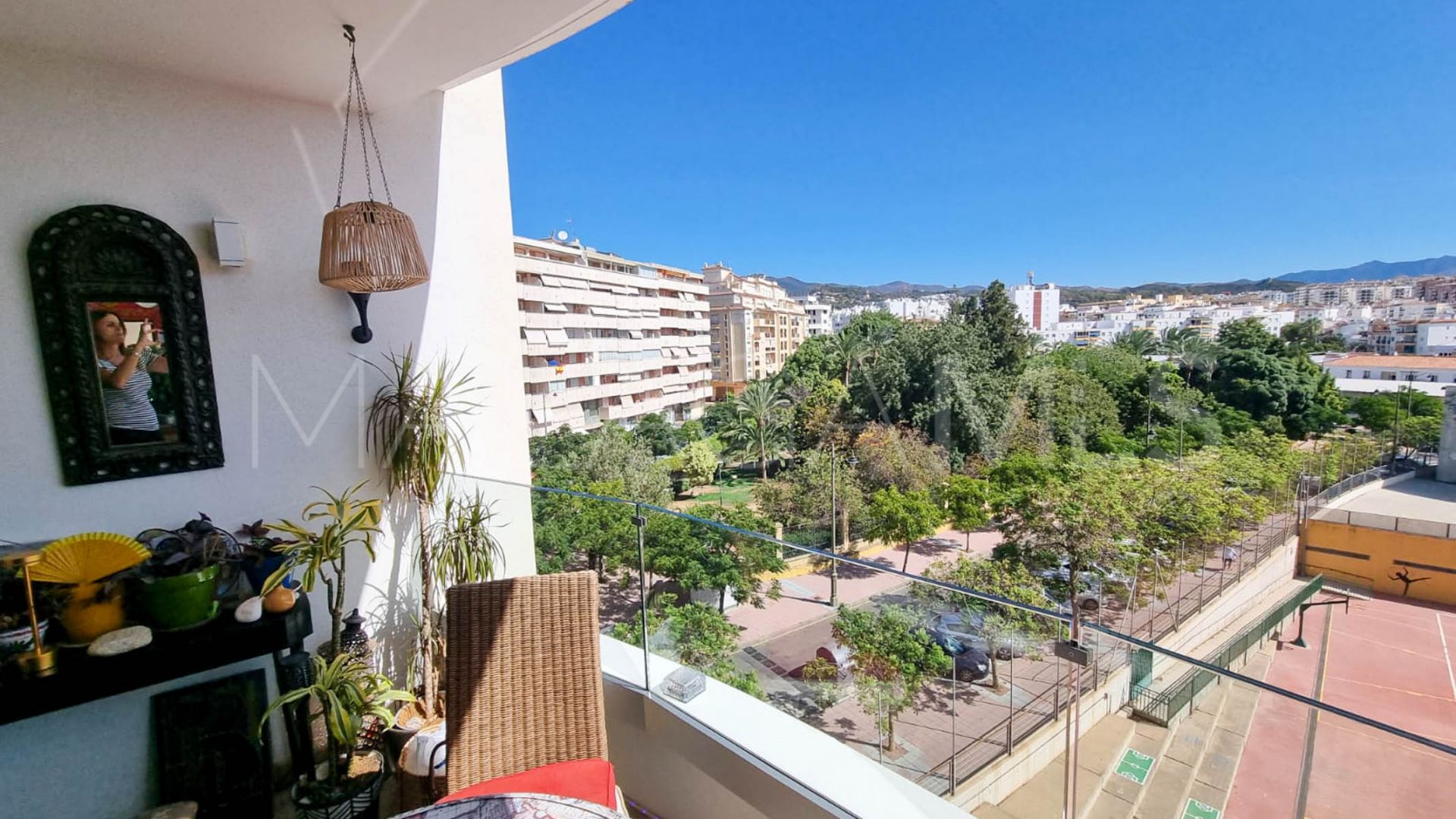 Buy apartment with 3 bedrooms in Estepona