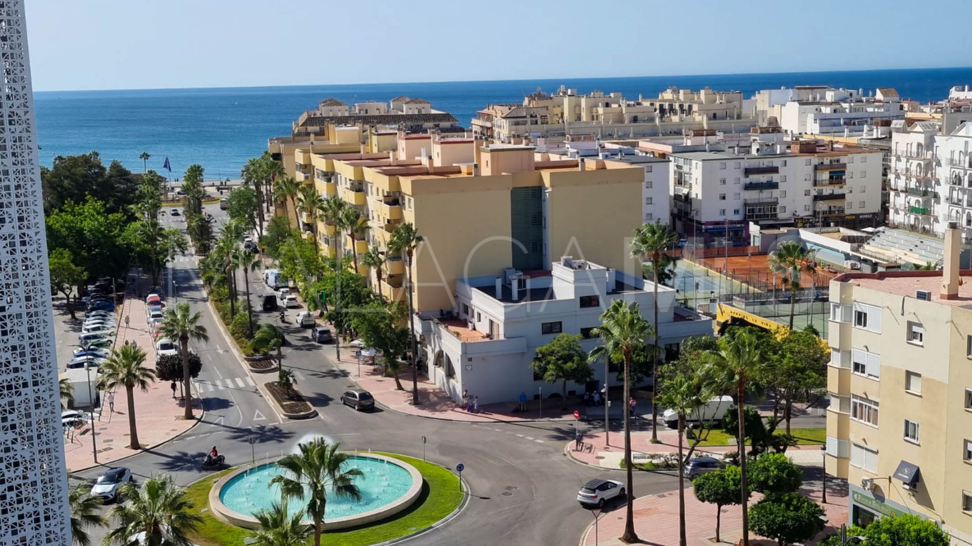 Buy apartment with 3 bedrooms in Estepona