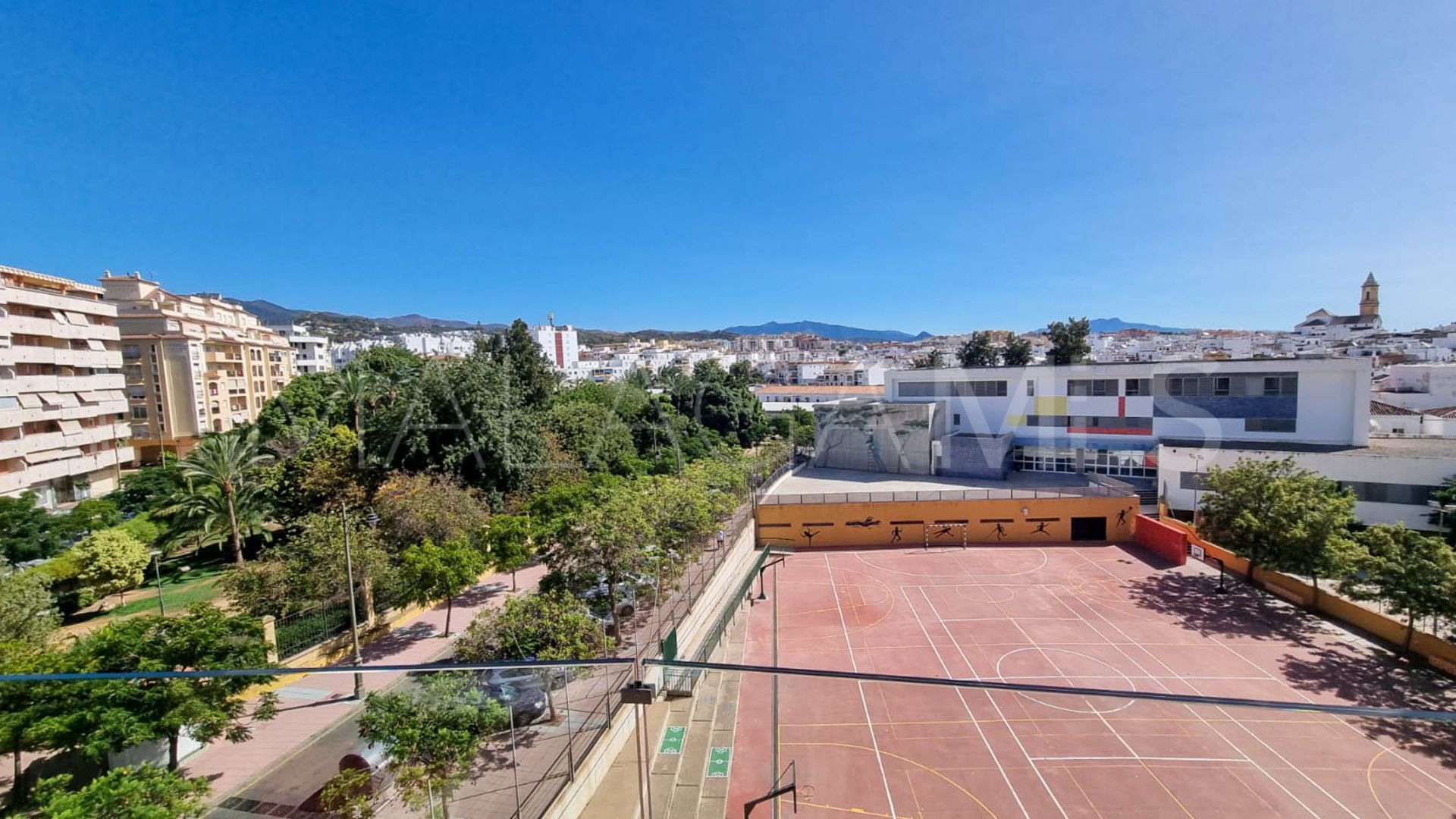 Buy apartment with 3 bedrooms in Estepona