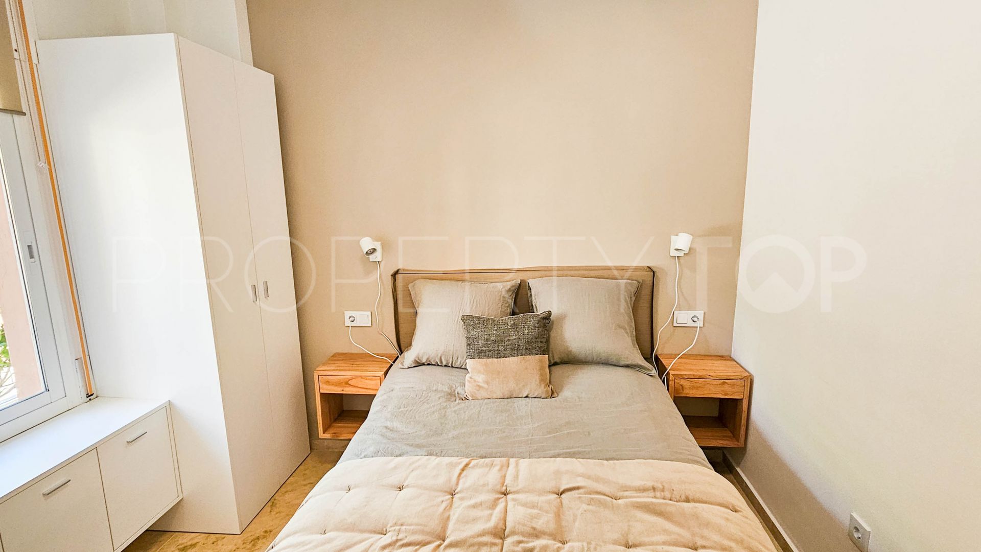 Apartamento planta baja en venta en Estepona con 2 dormitorios
