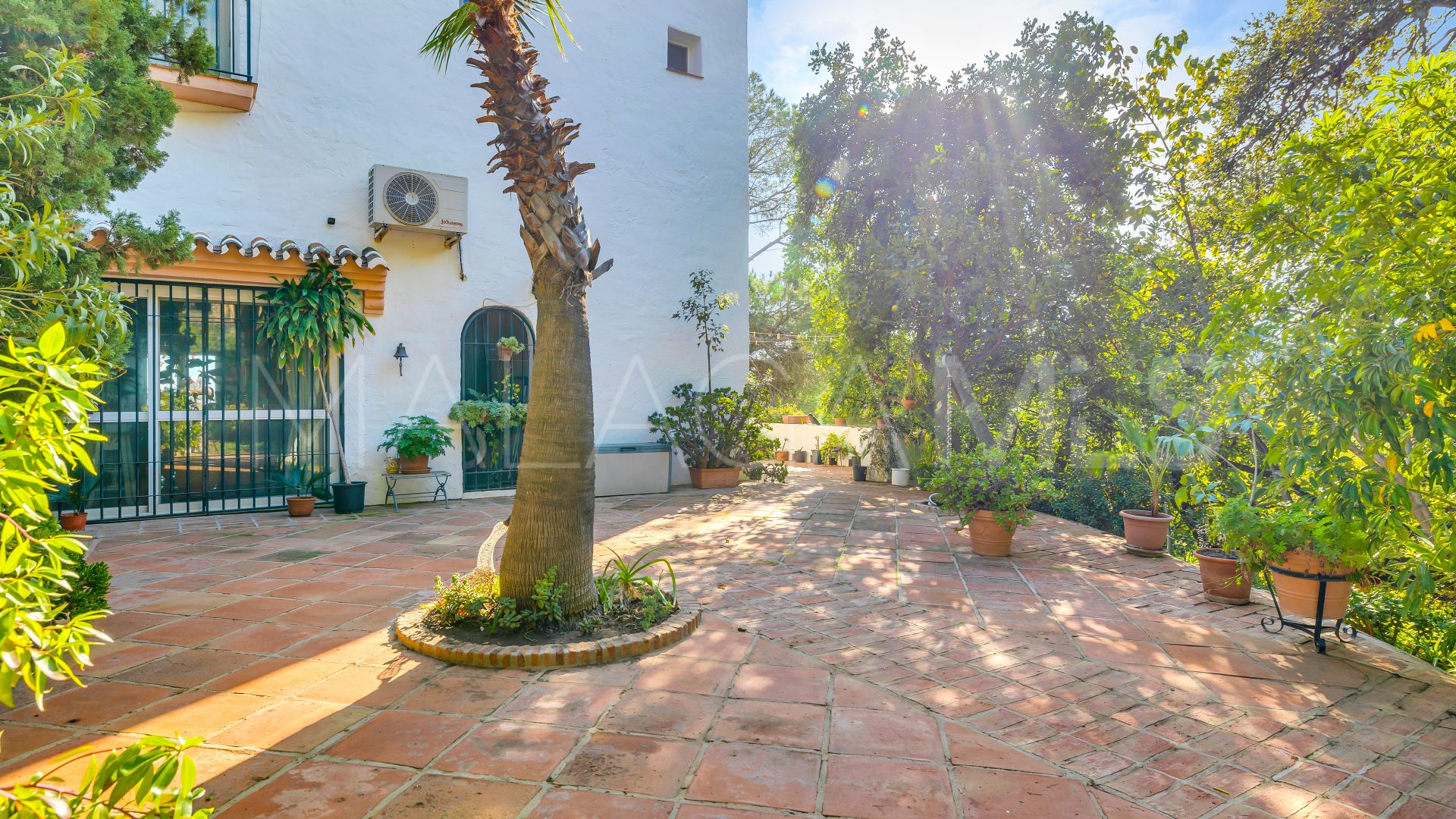 Buy villa in Altos de Estepona