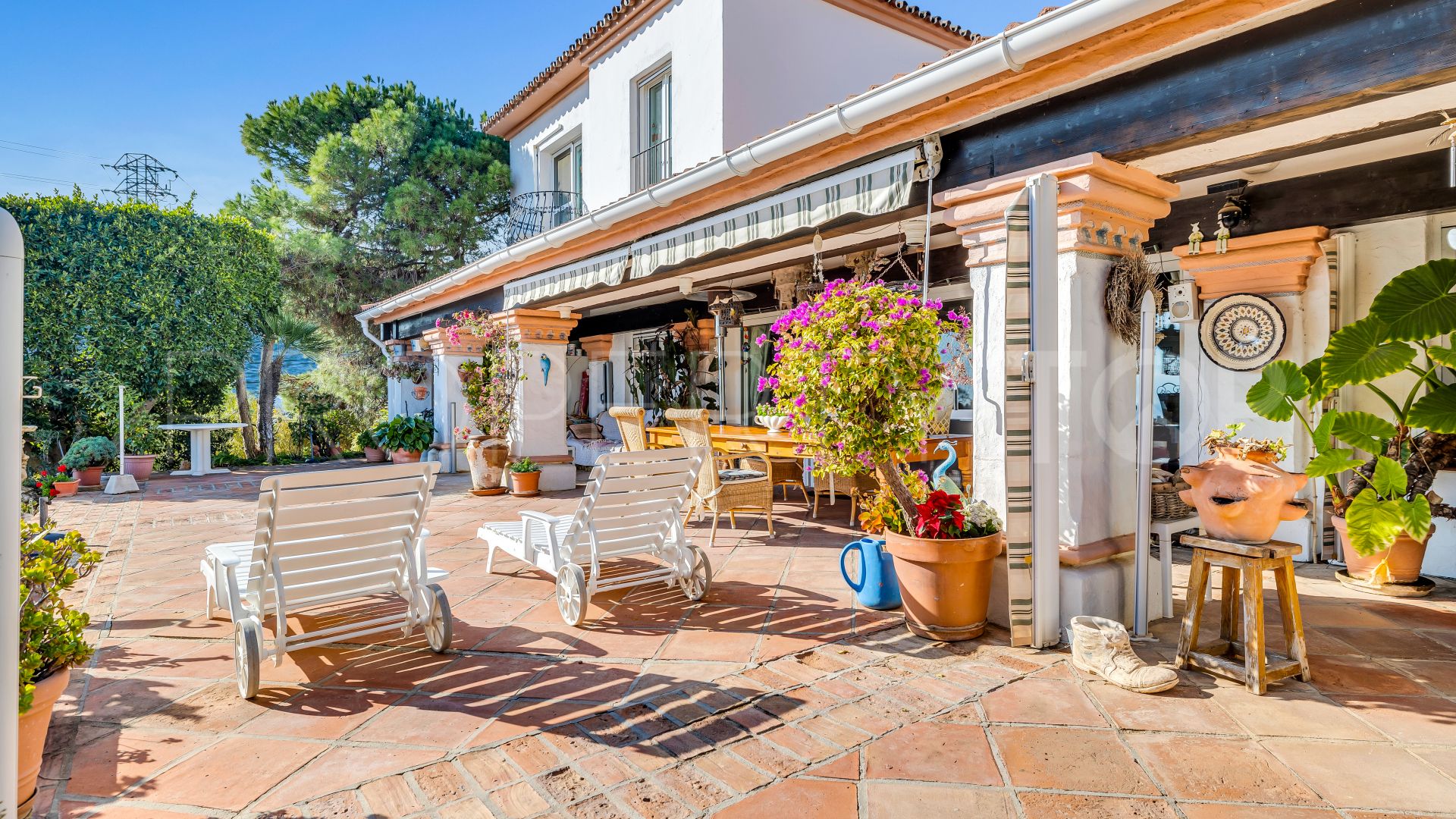 Buy villa in Altos de Estepona