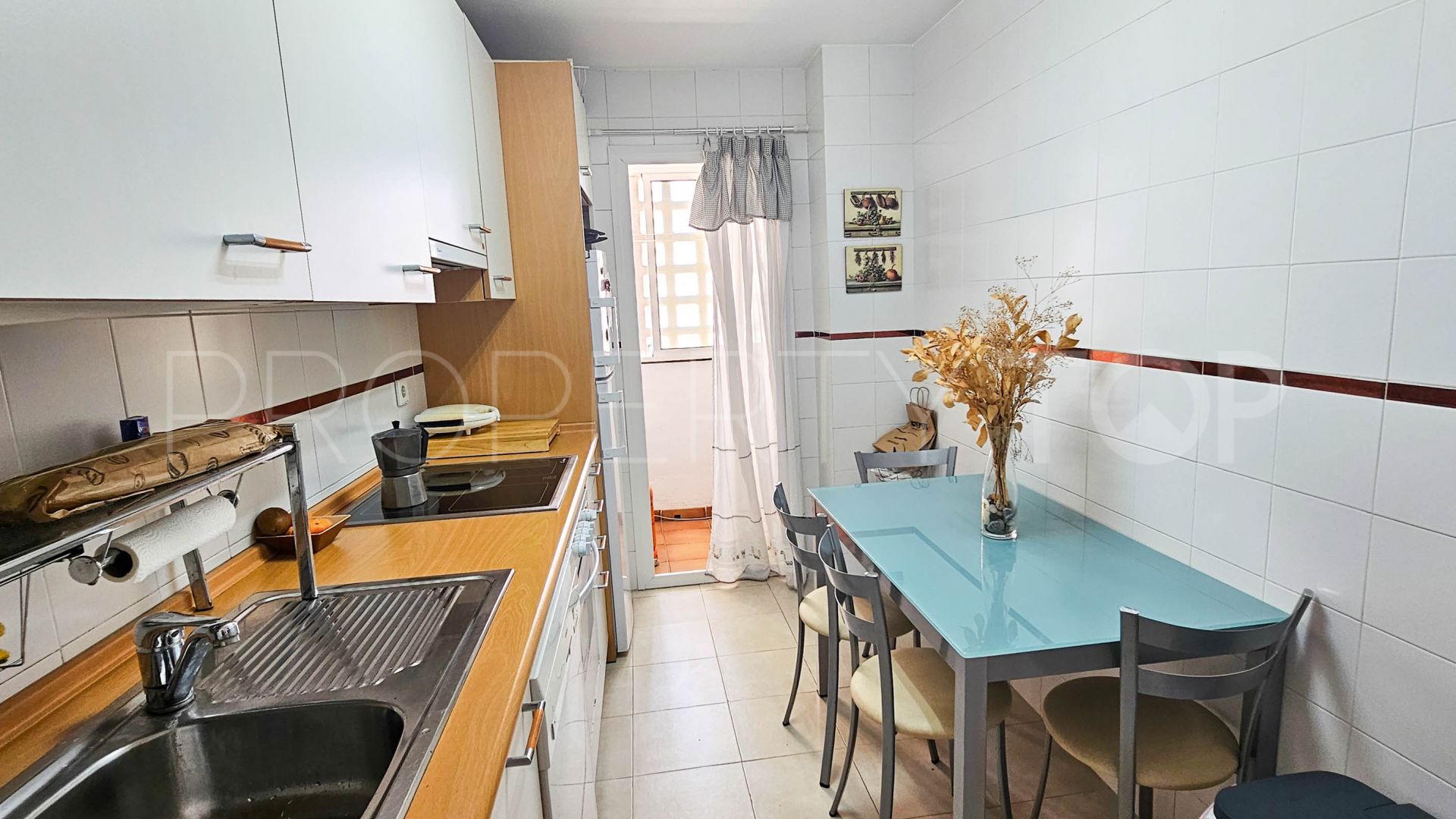 Apartamento de 3 dormitorios en venta en Sabinillas