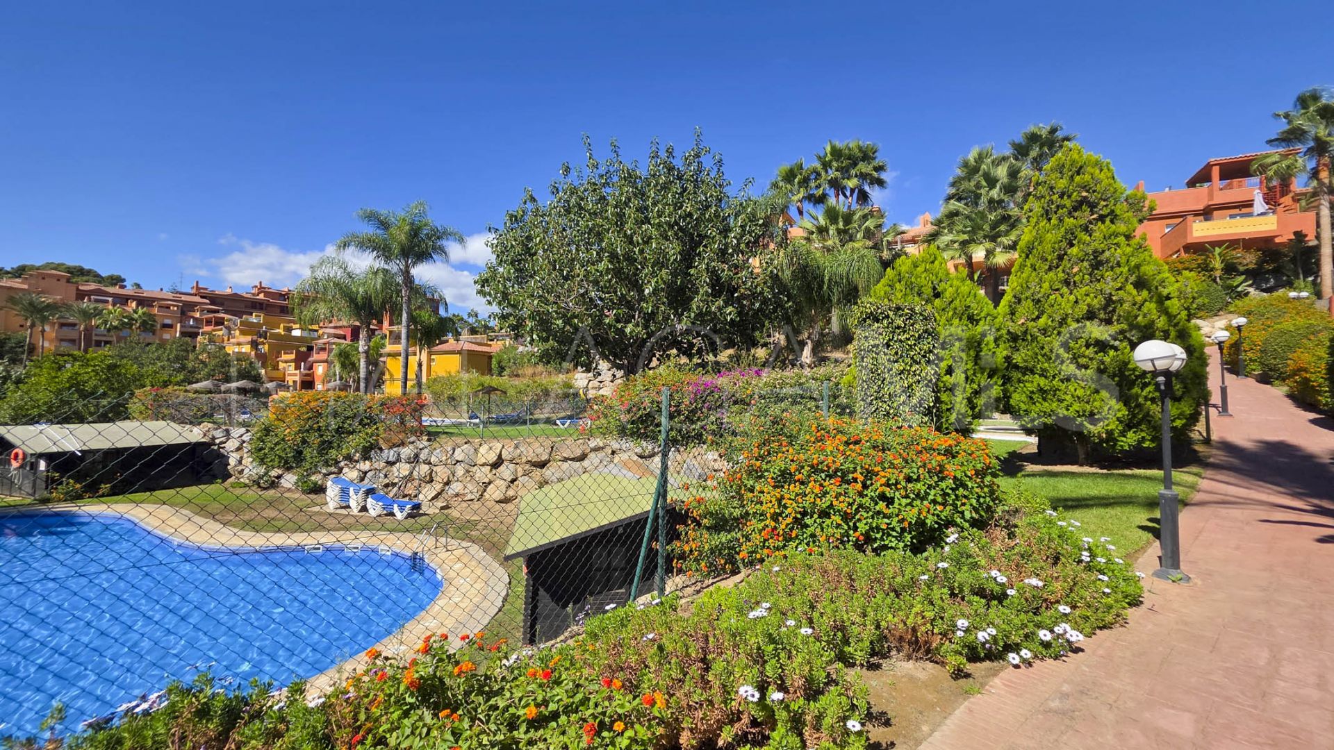 Buy duplex de 2 bedrooms in La Reserva de Marbella