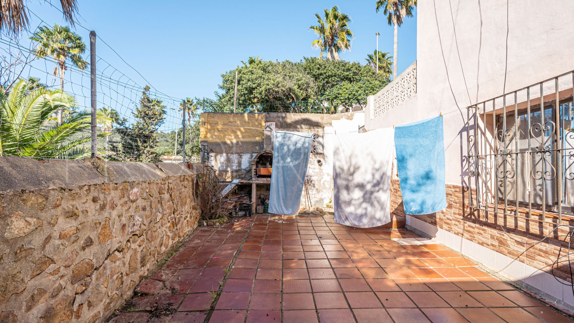 Casa con 11 dormitorios en venta en Torreguadiaro