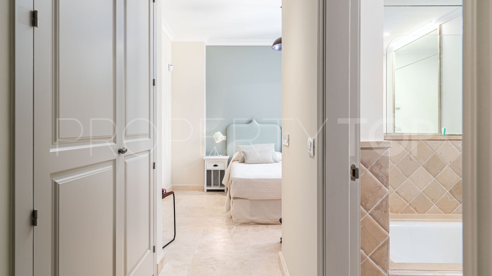 2 bedrooms penthouse for sale in Finca Cortesin