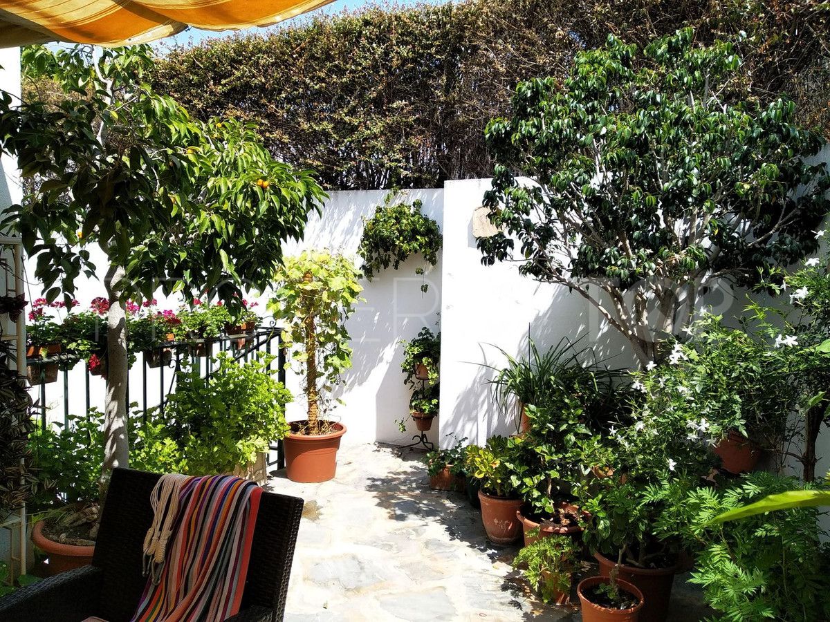 Buy 4 bedrooms villa in Nueva Andalucia